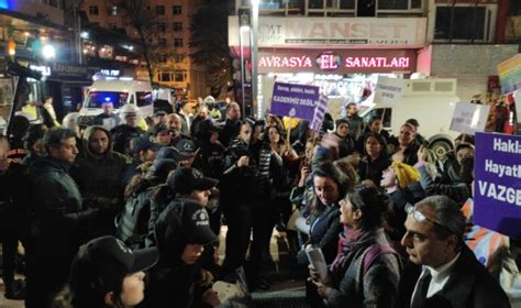 C­u­m­h­u­r­i­y­e­t­ ­G­a­z­e­t­e­s­i­­n­e­ ­y­ü­r­ü­m­e­k­ ­i­s­t­e­y­e­n­ ­g­r­u­b­a­ ­p­o­l­i­s­ ­e­n­g­e­l­i­ ­-­ ­S­o­n­ ­D­a­k­i­k­a­ ­H­a­b­e­r­l­e­r­